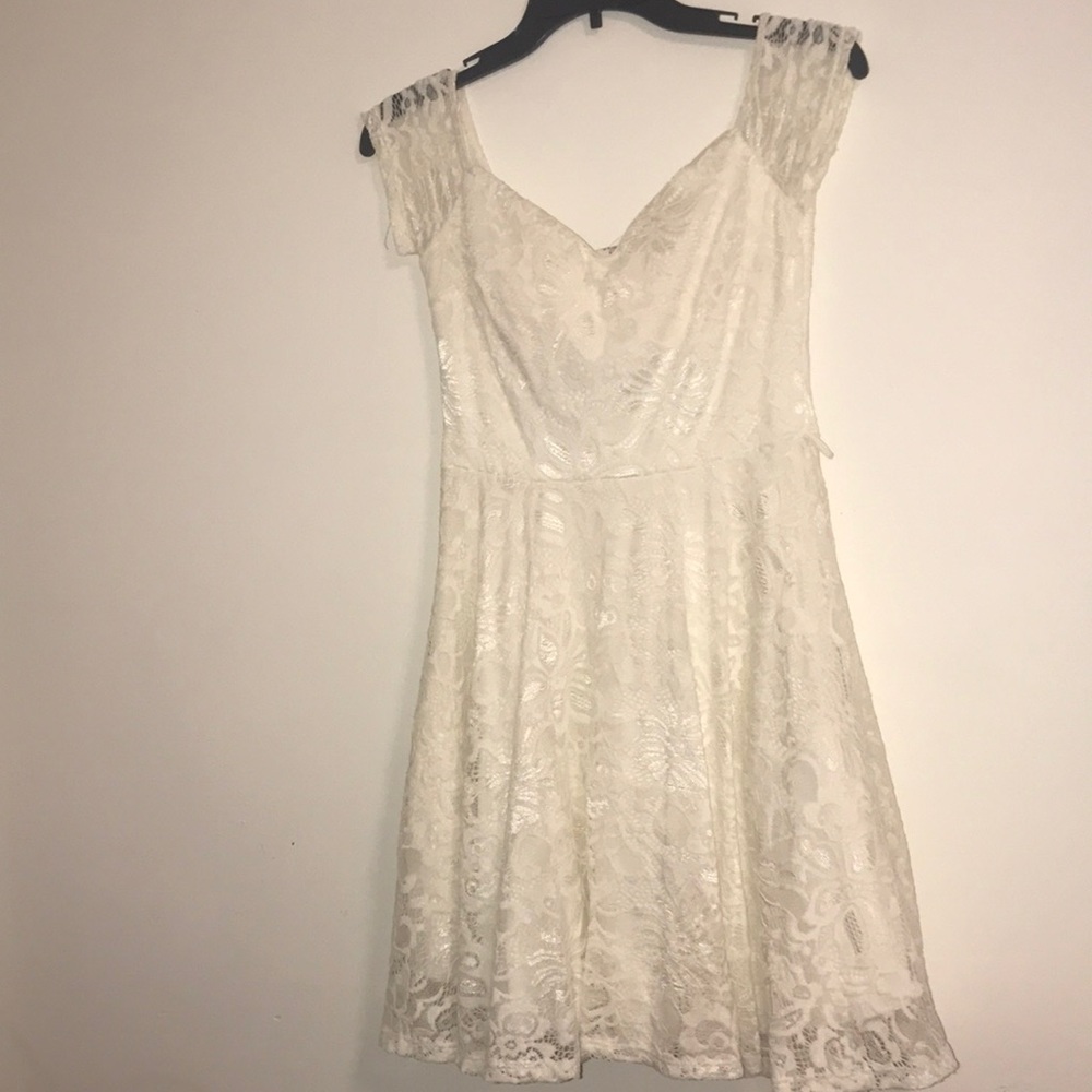 Cream flowy dress✨